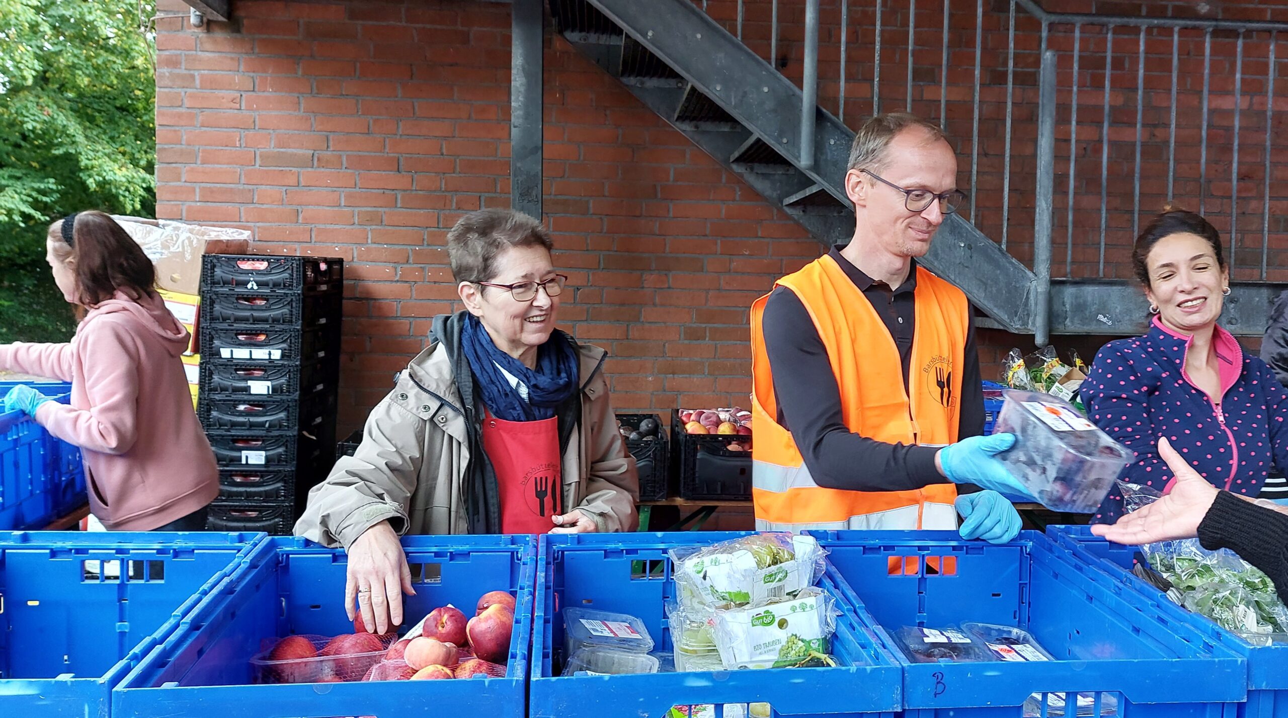 Henry Schmidt -Bürgervorsteher Barsbüttel- hilft bei der Lebensmittelausgabe