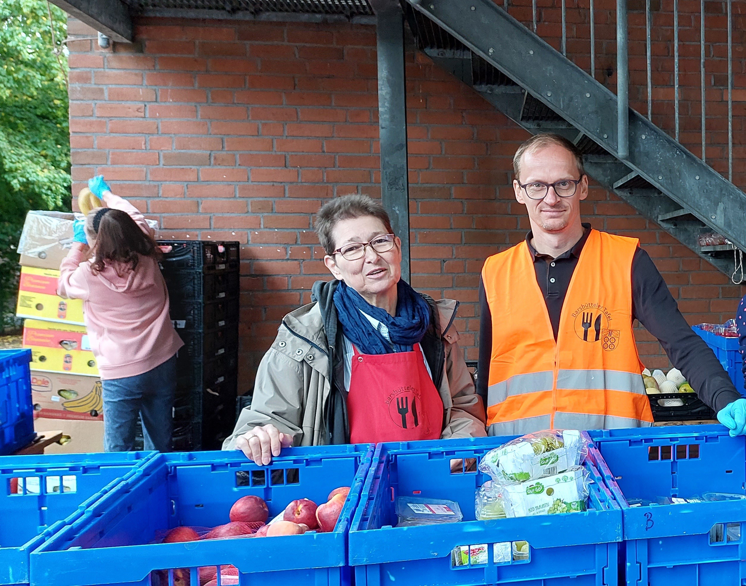 Henry Schmidt -Bürgervorsteher Barsbüttel - hilft bei der Lebensmittelausgabe