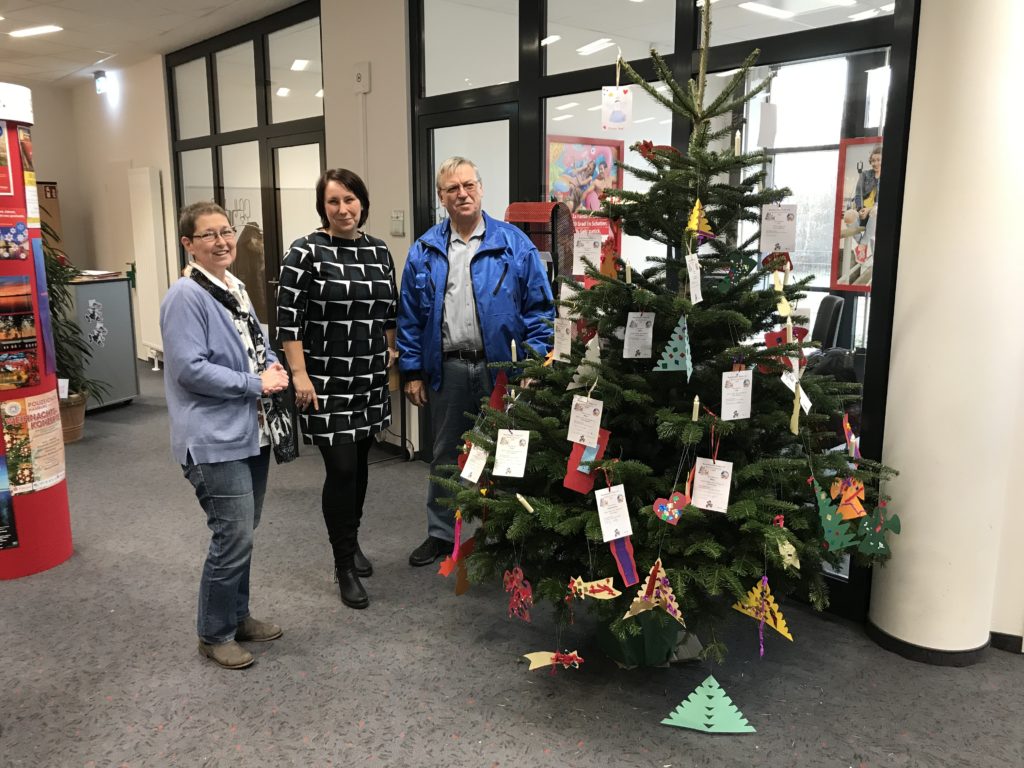 Weihnachtsbaum mit Kinderwünschen - Beate Hoffmann und Wolfgang Rohde von der Barsbütteler Tafel und Frau Martina Altenberger in der Mitte