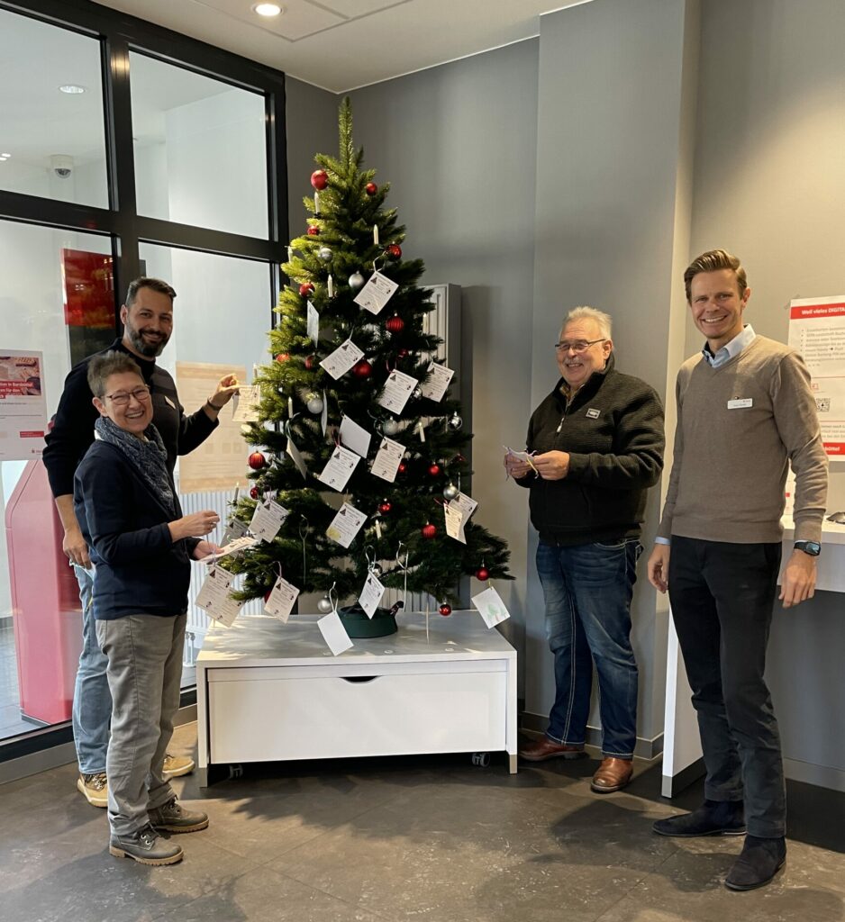 Weihnachtsbaum mit Kinderwünschen - Mario Burger (Haspa), Beate Hoffmann und Andreas Kusznir  (Barsbütteler Tafel), Sven Thoele (Haspa) Foto: KH